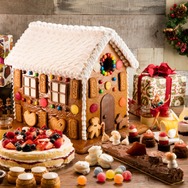 東京・新宿「ヒルトン東京」の「マーブルラウンジ」で、クリスマスデザートフェア「ヘンゼルとグレーテルのお菓子の家」開催
