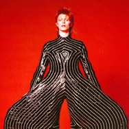 大回顧展「DAVID BOWIE is」　Striped bodysuit for the Aladdin Sane tour, 1973. Design by Kansai Yamamoto.Photograph by Masatoshi Sukita (C) Sukita / The David Bowie Archive