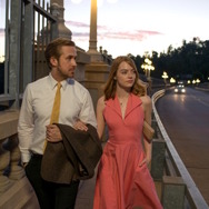 『ラ・ラ・ランド』　Photo credit:  EW0001: Sebastian (Ryan Gosling) and Mia (Emma Stone) in LA LA LAND.  Photo courtesy of Lionsgate.（C） 2016 Summit Entertainment, LLC. All Rights Reserved.