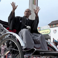 石川県小松市で行われた「お練り」ファンの声援に応える海老蔵