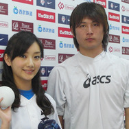 始球式に登板した波瑠と埼玉西武ライオンズの涌井投手