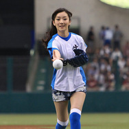 始球式に登板した波瑠