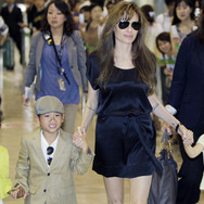 子供たちと共に成田に到着したアンジー　-(C) AP/AFLO