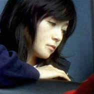 屋根の上の赤い女 2枚目の写真・画像