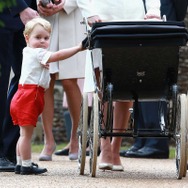 シャーロット王女を覗き込むジョージ王子-(C)Getty Images