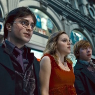 「ハリー・ポッターと死の秘宝 PART1」　TM & （c） 2010 Warner Bros . Ent. , Harry Potter Publishing Rights c J.K. R.