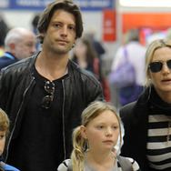 8月20日、ロンドン・ガトウィック空港で目撃されたケイトと恋人のルイス、子供たち -(C) Splash/AFLO