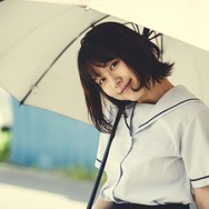 17歳の瞳子役を演じた有村架純。制服姿のオフショット／未公開スチール『劇場版 そして、生きる』（C）2019 WOWOW