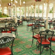 「クリスタルパレス・レストラン」以前の店内の様子(C) Disney