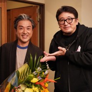 6話を撮り終えて、福田監督から花束をもらうムロ監督「親バカ青春白書」