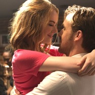 『ラ・ラ・ランド』（C）2017 Summit Entertainment, LLC. All Rights Reserved. Photo credit：EW0001：Sebastian（Ryan Gosling）and Mia（Emma Stone）in LA LA LAND.Photo courtesy of Lionsgate.