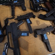 『英雄の証明』の撮影で使用された銃の小道具 Photo by Tamir Kalifa for The Boston Globe via Getty Images