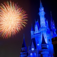 パークの花火「ディズニー・ライト・ザ・ナイト」As to Disney artwork, logos and properties： (C) Disney