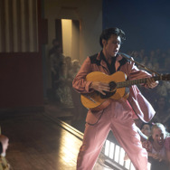 『エルヴィス』 AUSTIN BUTLER as Elvis in Warner Bros. Pictures’ drama “ELVIS,” a Warner Bros. Pictures release.Photo by Hugh Stewart