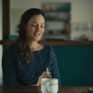 『彼女のいない部屋』（C）2021 - LES FILMS DU POISSON – GAUMONT – ARTE FRANCE CINEMA – LUPA FILM