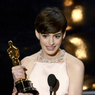 第85回アカデミー賞で助演女優賞を受賞したアン・ハサウェイ -(C) Getty Images