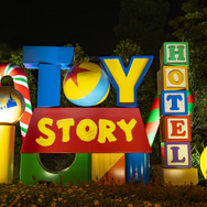 敷地入り口に施された装飾(C) Disney/PixarSCRABBLE is a registered trademark of Mattel, Inc. Trademark and game tiles used with permission. © Mattel, Inc. All Rights Reserved.