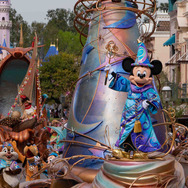 ディズニーランド・パークの「マジック・ハプンズ」As to Disney artwork, logos and properties： (C) Disney/Pixar