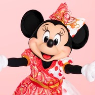リボンに飾られているハート型の結び目は、ミニーマウスと、ディズニーの仲間たちやゲストの皆さんとの気持ちの繋がりを表現As to Disney artwork, logos and properties： (C) Disney