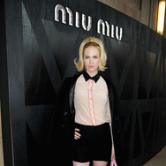 パリ・ファッション・ウィークにて「ミュウミュ（miu miu）」のショーに出席するジャニュアリー・ジョーンズ（パリ）-(C) Getty Images