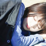 日野真織（福本莉子）お昼寝ショット『今夜、世界からこの恋が消えても』（C）2022「今夜、世界からこの恋が消えても」製作委員会