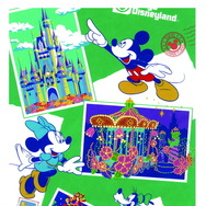 東京ディズニーランドの夜のパレードのフロートやトゥーンタウン・シティホールなどが描かれています。As to Disney artwork, logos and properties： (C) Disney