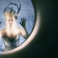 タブロイド紙が映したドリアン・グレイ 7枚目の写真・画像