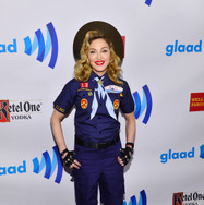「第24回 GLAADメディア・アワード」バックステージでポーズするマドンナ（ニューヨーク）-(C) Getty Images
