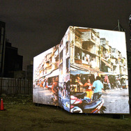 岩井優「ホワイトビル・ウォッシング」。ビルが立ち並ぶ六本木の一角に、カンボジアのスラム街をプロジェクターで投影して見せた作品