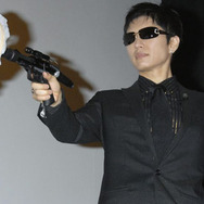 「弾丸キャッチ」を披露するGacktに大歓声