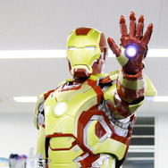 「cinemacafe.net」編集部を訪問したアイアンマン -(C) 2013 MVLFFLLC. TM ＆ (C) 2013 Marvel. All Rights Reserved.