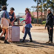 『ロイヤルホテル』メイキング　© 2022 Hanna and Liv Holdings Pty. Ltd., Screen Australia, and Create NSW