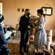 『ロイヤルホテル』メイキング　© 2022 Hanna and Liv Holdings Pty. Ltd., Screen Australia, and Create NSW