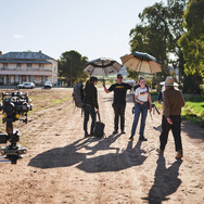 『ロイヤルホテル』メイキング　© 2022 Hanna and Liv Holdings Pty. Ltd., Screen Australia, and Create NSW