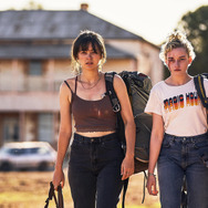 『ロイヤルホテル』　© 2022 Hanna and Liv Holdings Pty. Ltd., Screen Australia, and Create NSW