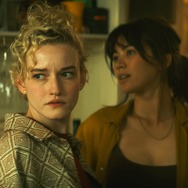 『ロイヤルホテル』　© 2022 Hanna and Liv Holdings Pty. Ltd., Screen Australia, and Create NSW