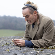 『ジョン・ガリアーノ 世界一愚かな天才デザイナー』© 2023 KGB Films JG Ltd