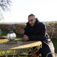 『ジョン・ガリアーノ 世界一愚かな天才デザイナー』© 2023 KGB Films JG Ltd