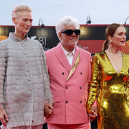 ティルダ・スウィントン＆ペドロ・アルモドバル＆ジュリアン・ムーア Photo by Vittorio Zunino Celotto/Getty Images
