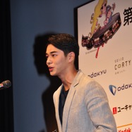 「日本シアタースタッフ映画祭」の授賞式でスピーチをする染谷将太
