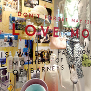 バーニーズ新宿店１階ウインドー「LOVE MOM」