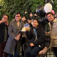 俳優イ・ジョンジェ、『イカゲーム』プロモ活動中に52歳に！出演者たちとのお祝いショット公開【PHOTO】