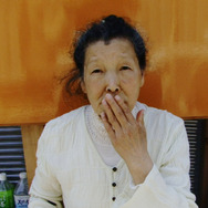 風に立つ愛子さん 2枚目の写真・画像