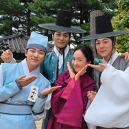 『チェックイン漢陽』女優キム・ミンジョン、20代に囲まれても“違和感ゼロ”の童顔ぶり【PHOTO】