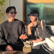 “素敵な夫婦” 女優ハン・イェスル、10歳年下の夫と幸せなひととき「今年も君と」【PHOTO】