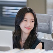 ラブコメ女神が再び降臨！“デキる女”ムン・ガヨンの黒歴史が気になる『あいつは黒炎龍』スチール写真公開