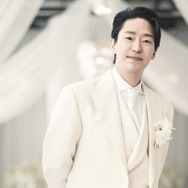 “新婚ホヤホヤ” 『ペントハウス』俳優オム・ギジュン、白いタキシード姿を公開！「楽しく生きていきます」