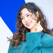 『オクニョ』女優チン・セヨン、グッと大人びた近況。超ミニスカで“おしゃれ女子”【独占写真】