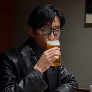 『恋人』ナムグン・ミン、ますますカッコいい！雑誌のワンカットな“仕事終わりの一杯”【PHOTO】