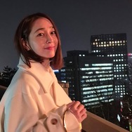 デート中？撮影中？女優イ・ミンジョン、夜景より輝く美貌「ブレていても目鼻立ちくっきり」【PHOTO】